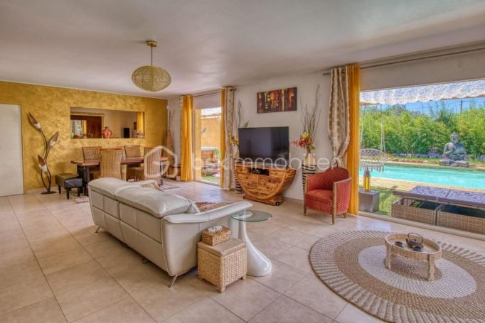 A vendre MAISON  10 PIECES 254 M2  SOLLIES VILLE