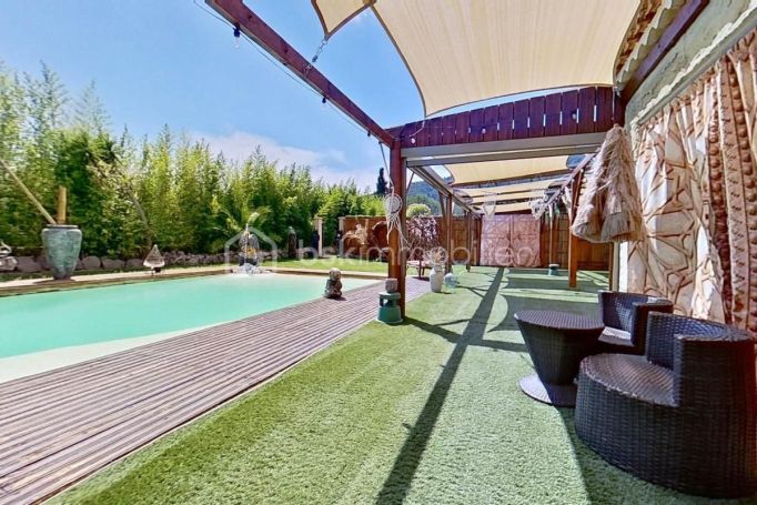 A vendre MAISON  10 PIECES 254 M2  SOLLIES VILLE