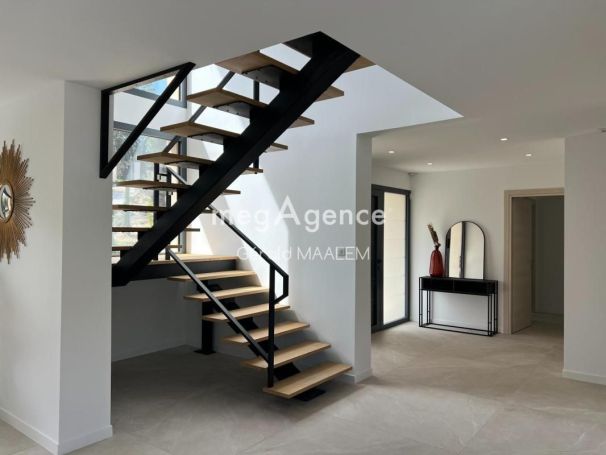 A louer MAISON  7 PIECES 243 M2  LE PLAN DE LA TOUR