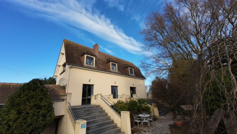 A vendre MAISON RENOVEE AVEC PISCINE PROCHE VEULETTES SUR MER