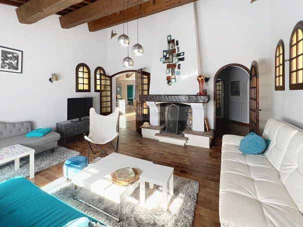 A vendre SUPERBE villa 8 PIECES 200 m&sup2; proche des plages et des commoditES La Ciotat