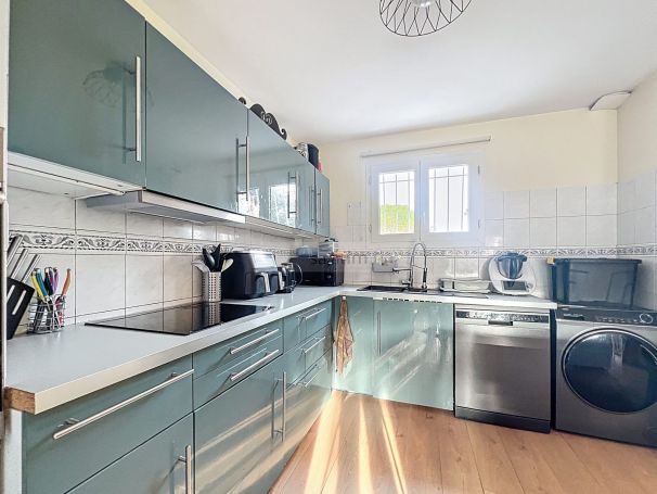 A vendre CHARMANTE MAISON 4 PIECES 85 m&sup2; jardin au calme La Ciotat