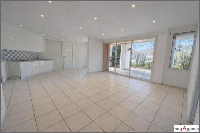 A louer APPARTEMENT T2 55 M2 TERRASSE BORD DE MER LE LAVANDOU