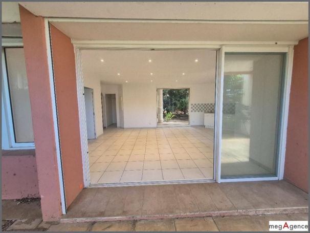 A louer APPARTEMENT T2 55 M2 TERRASSE BORD DE MER LE LAVANDOU