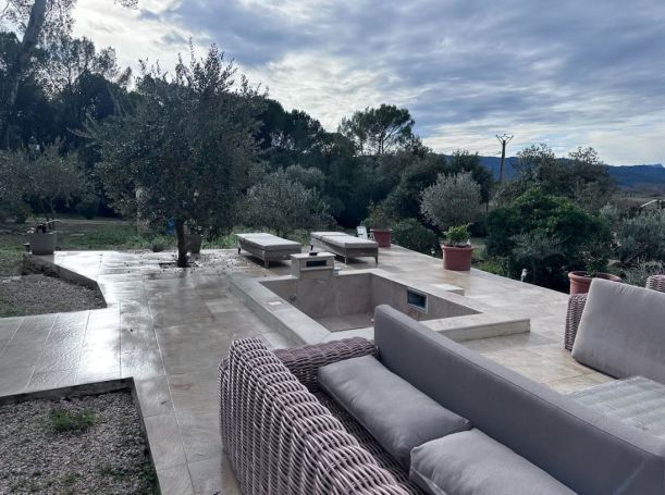 A vendre Belle&nbsp; propri&eacute;t&eacute;&nbsp;est situ&eacute;e sur une colline entre le village de Cotignac