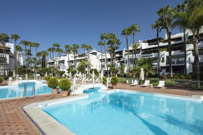 A louer PENTHOUSE DE PRESTIGE T4 137 M2 TERRASSE PIEDS DANS L'EAU MARBELLA