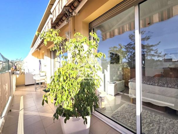 A louer APPARTEMENT T3 73 M2 TERRASSE BORD DE MER CAGNES SUR MER
