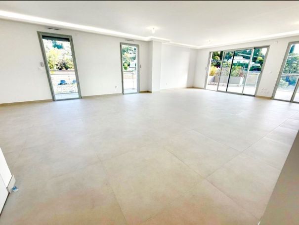 A louer APPARTEMENT DE PRESTIGE NEUF T5 157 M2 VUE MER LE CANNET