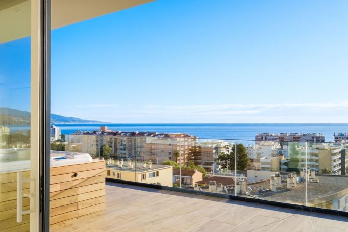 A louer APPARTEMENT DE PRESTIGE T4 152 M2 TERRASSE VUE MER ROQUEBRUNE CAP MARTIN