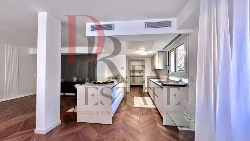 A louer APPARTEMENT DUPLEX DE PRESTIGE NEUF T6 250 M2 BORD DE MER ROQUEBRUNE CAP MARTIN