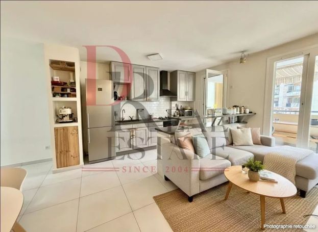 A louer APPARTEMENT T3 65 M2 TERRASSE BORD DE MER MENTON