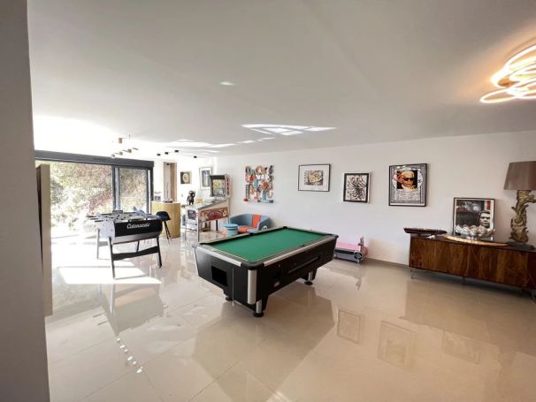 A louer MAISON  6 PIECES 500 M2 BORD DE MER NICE