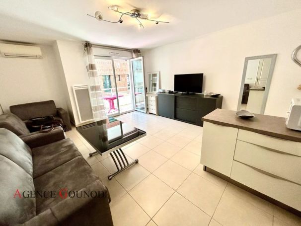 A louer APPARTEMENT DE PRESTIGE T2 48 M2 BORD DE MER NICE