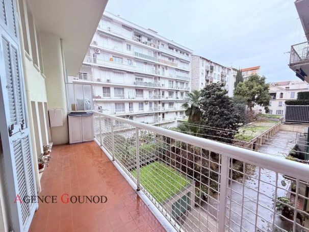 A louer APPARTEMENT DE PRESTIGE T3 91 M2 BORD DE MER NICE