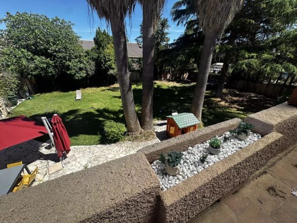 A louer MAISON  9 PIECES 400 M2 BORD DE MER LATTES