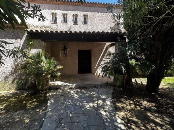 A louer MAISON  9 PIECES 400 M2 BORD DE MER LATTES