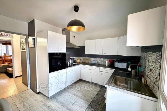 A louer APPARTEMENT T3 78 M2 TERRASSE BORD DE MER HYERES