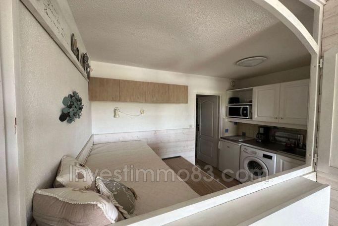 A louer STUDIO  23 M2 TERRASSE BORD DE MER HYERES