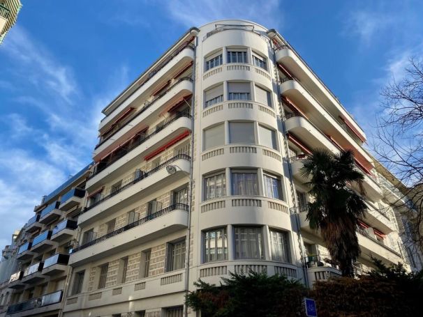 A louer APPARTEMENT DE PRESTIGE T3 81 M2 BORD DE MER NICE