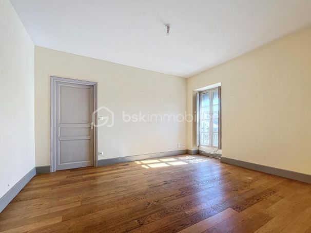 A louer APPARTEMENT T4 81 M2  NIMES