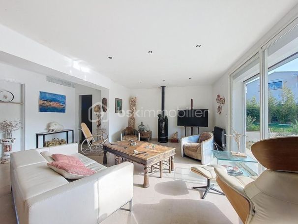 A louer MAISON  CONTEMPORAINE BORD DE MER SIX FOURS LES PLAGES