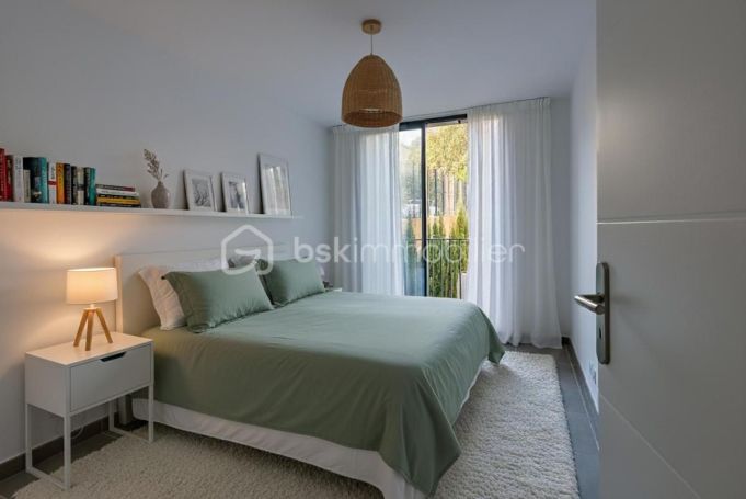 A louer APPARTEMENT NEUF T3 65 M2 TERRASSE BORD DE MER BORMES LES MIMOSAS