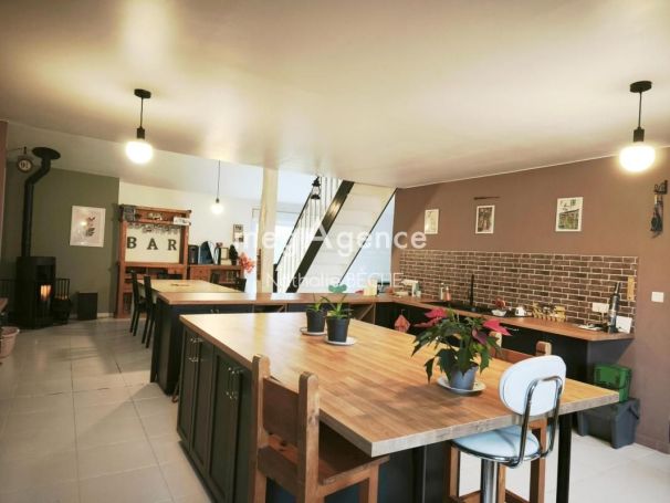 A louer LONGèRE  6 PIECES 178 M2  VAL DE LIVENNE