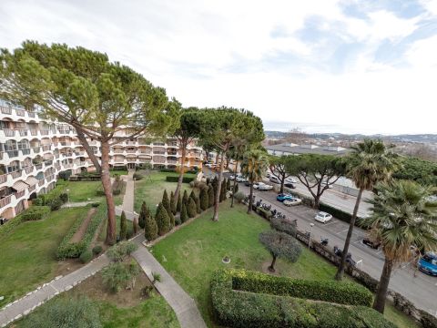 A louer STUDIO  19 M2 BORD DE MER MANDELIEU LA NAPOULE COMMERCES MER