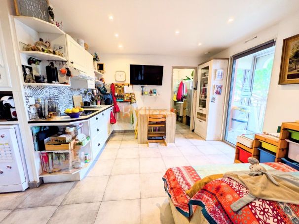 A louer STUDIO  19 M2 BORD DE MER MANDELIEU LA NAPOULE COMMERCES MER