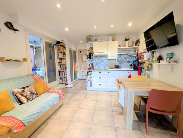 A louer STUDIO  19 M2 BORD DE MER MANDELIEU LA NAPOULE COMMERCES MER