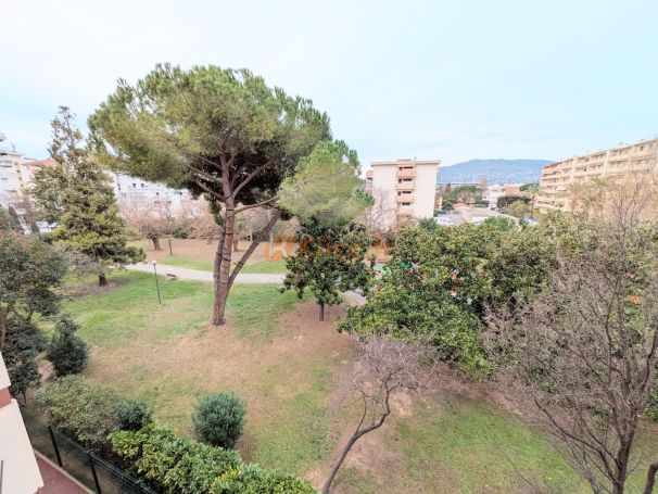 A louer APPARTEMENT T4 69 M2 TERRASSE BORD DE MER CANNES COMMERCES MER