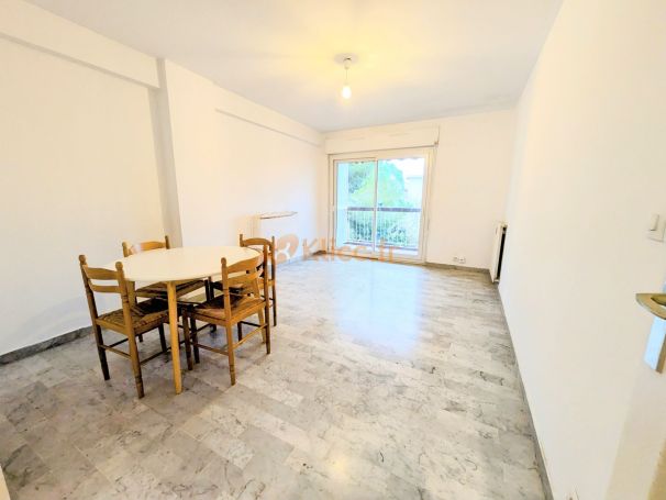 A louer APPARTEMENT T4 69 M2 TERRASSE BORD DE MER CANNES COMMERCES MER