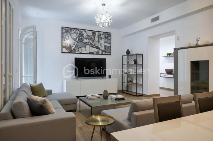 A louer APPARTEMENT DE PRESTIGE T6 175 M2 TERRASSE BORD DE MER NICE