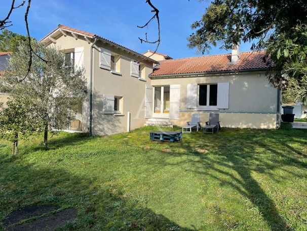 A vendre MAISON  6 PIECES 121 M2 BORD DE MER LONGEVILLE SUR MER