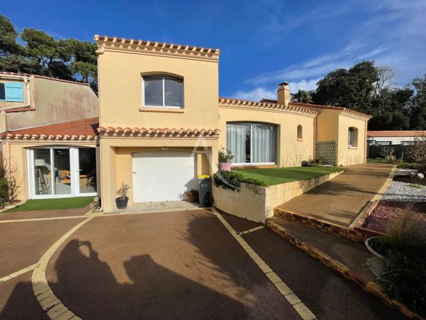 A vendre MAISON  6 PIECES 144 M2 BORD DE MER JARD SUR MER