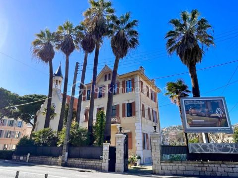 A louer APPARTEMENT  240 M2 TERRASSE BORD DE MER GOLFE JUAN