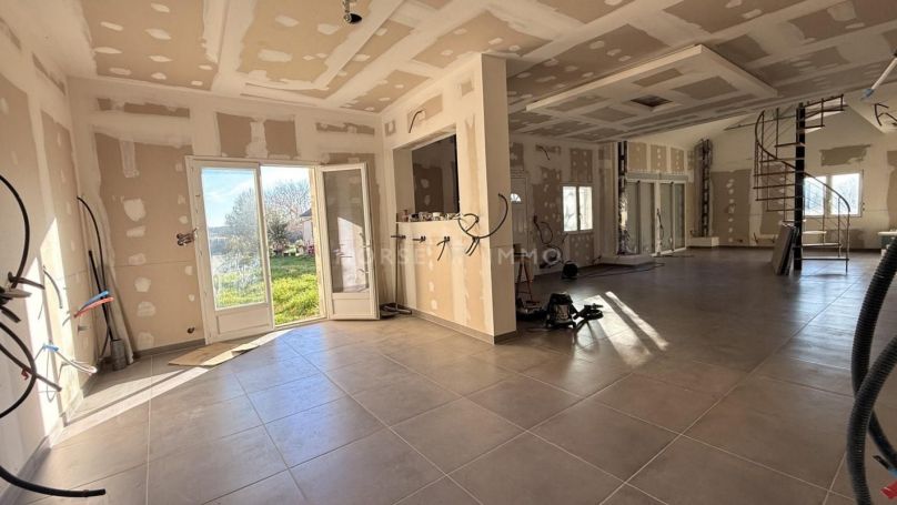 A louer LOFT  5 PIECES 217 M2  FONTVIEILLE