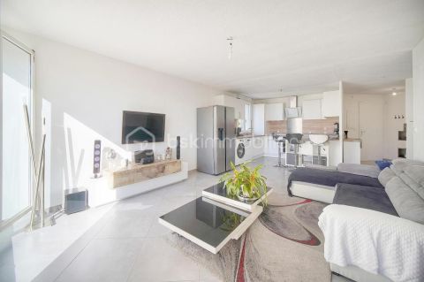 A louer APPARTEMENT T4 79 M2 TERRASSE BORD DE MER CANNES