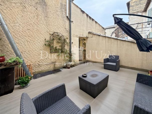 A louer APPARTEMENT T4 140 M2 TERRASSE  UZES