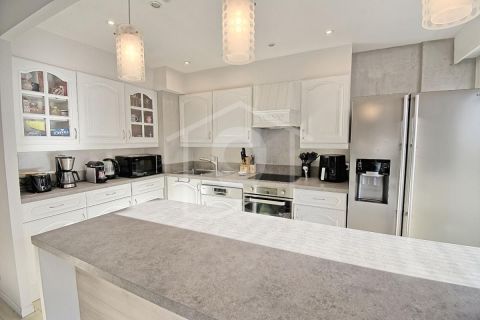 A louer APPARTEMENT T5 100 M2 BORD DE MER ANTIBES