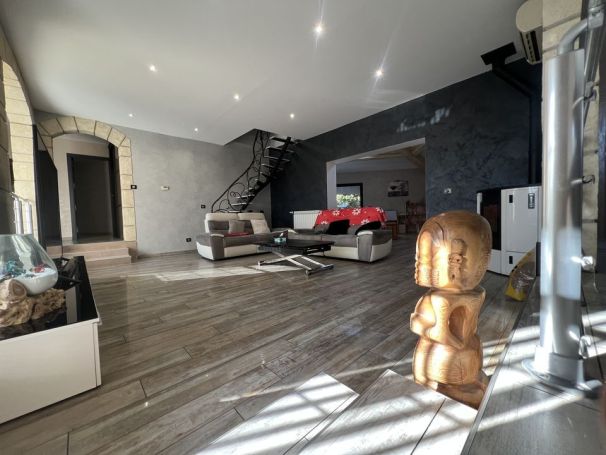 A louer MAISON  5 PIECES 190 M2  SAINT VICTORET