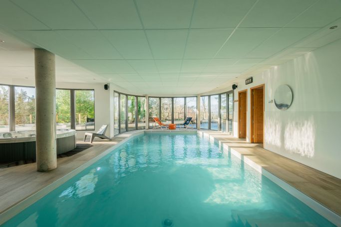 vente Villa d'architecte avec piscine intérieure et plage à pieds