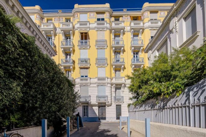 A louer APPARTEMENT DE PRESTIGE T3 60 M2 BORD DE MER NICE