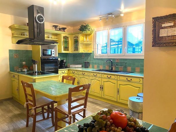 A louer LOFT  6 PIECES 325 M2 BORD DE MER MARENNES