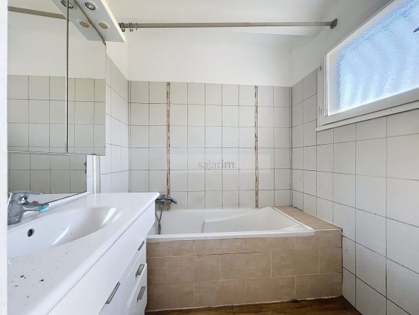 A vendre APPARTEMENT T3 64 M2 BORD DE MER SANARY SUR MER