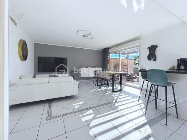 A louer APPARTEMENT DE PRESTIGE T3 72 M2 TERRASSE BORD DE MER MANDELIEU LA NAPOULE