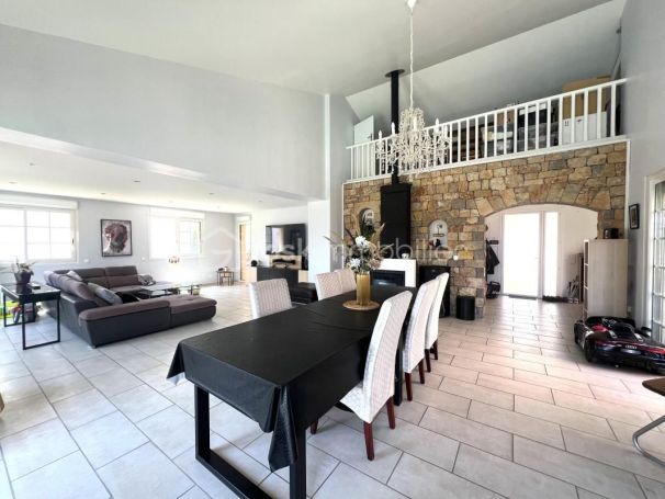 A louer MAISON  DE MAîTRE BORD DE MER POUSSAN