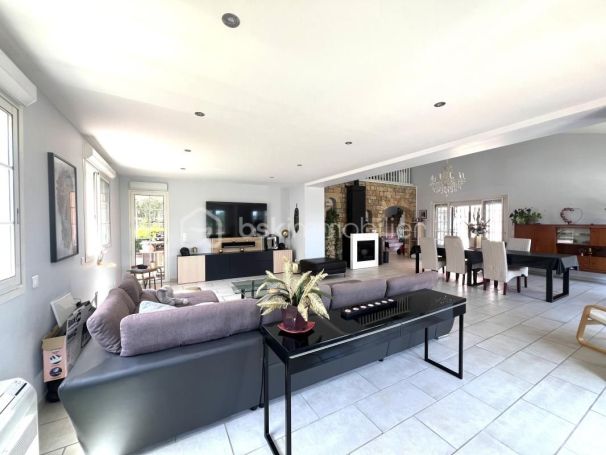 A louer MAISON  DE MAîTRE BORD DE MER POUSSAN