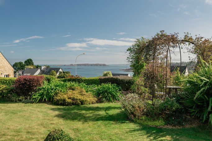 A vendre Maison 9 PIECES 224 M&sup2; vue mer et plage A pieds Perros Guirec