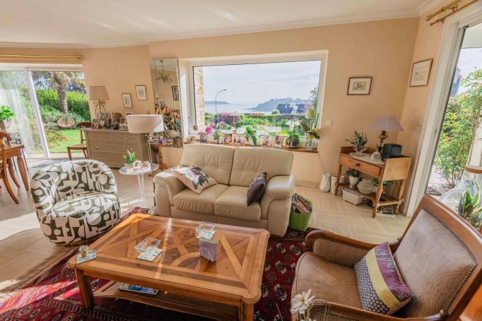 A vendre Maison 9 PIECES 224 M&sup2; vue mer et plage A pieds Perros Guirec